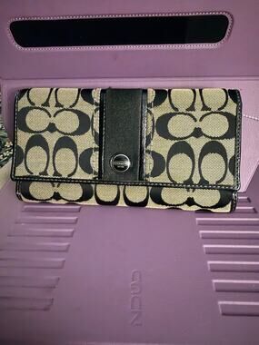 Coach Signature Long Wallet
Black Beige Canvas Leather Snap Closure Pre-owned.